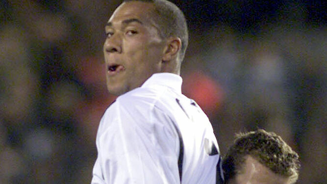Baraja celebra con Carew el gol de éste al Arsenal en la Champions de 2001.