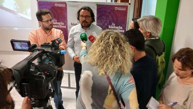 Los coordinadores provinciales de Podemos e IU, José Ignacio García y Fernando Macías, atienden a los medios de comunicación la noche electoral del 28-A en Cádiz.