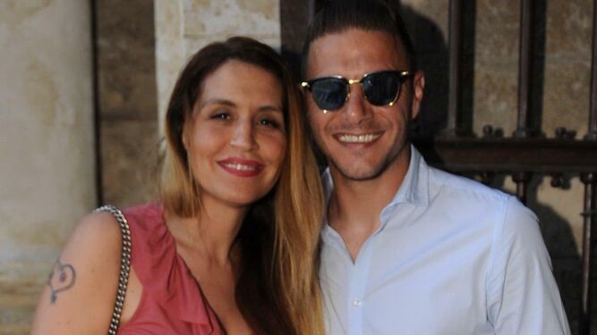 El futbolista del Betis Joaqu&iacute;n con su esposa Susana Saborido