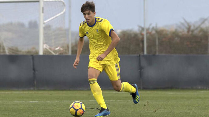 Lanchi avanza con el balón en un encuentro con el Cádiz juvenil.