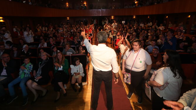 Fran Romero saluda a los isleños que llenaron el Teatro para arropar la presentación de la candidatura de AxSí.