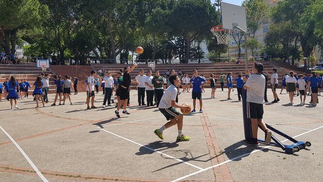 Alumnos de la Escuela San José y del colegio Miramar, practicando baloncesto.