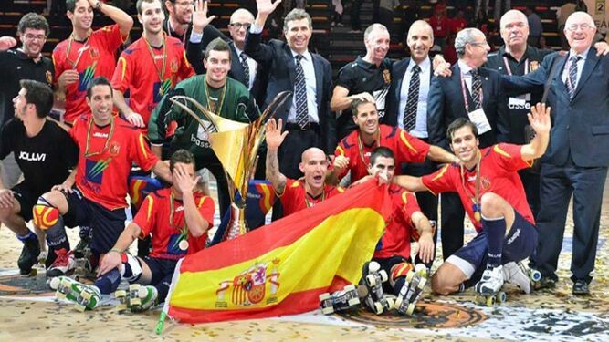 La selección española de hockey patines, celebrando uno de sus 50 títulos.