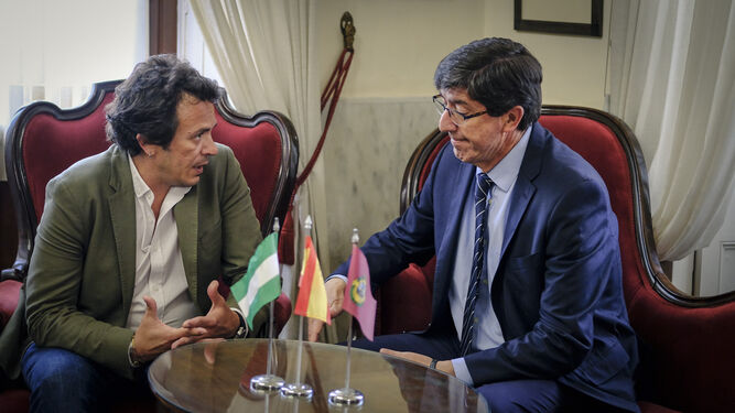 El alcalde Jose María González, durante la reunión de esta tarde con Juan Marín