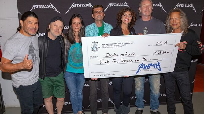 Miembros de Metallica, con representantes de Iguales en Acción.