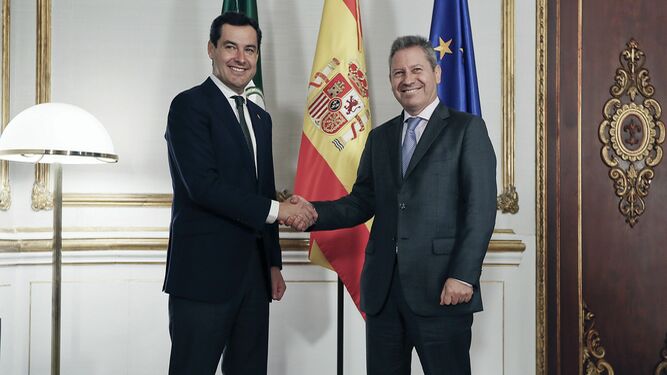 El presidente de la Junta, Juanma Moreno, y el de Airbus España, Alberto Gutiérrez.