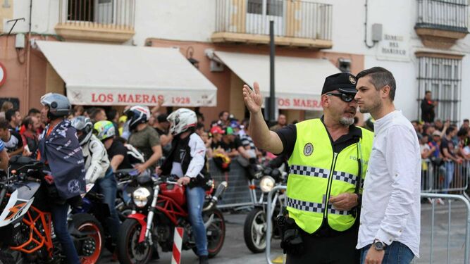 El concejal de Seguridad, Ángel González, con un agente de Policía Local en la Ribera.