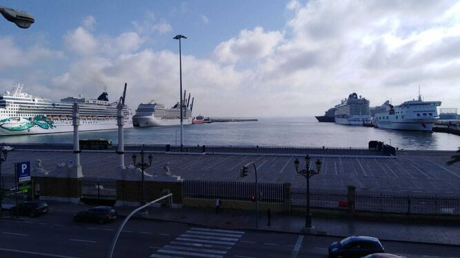 Las cuatro embarcaciones, más un carguero de Trasmediterránea, en el puerto de Cádiz