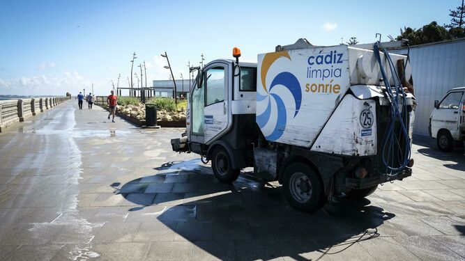 Un camión de Sufi Cointer en labores de limpieza en el paseo de Santa Bárbara.