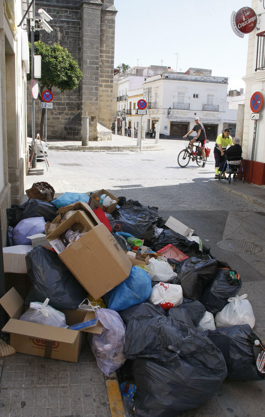 Acumulaci&oacute;n de basura en las calles de El Puerto.