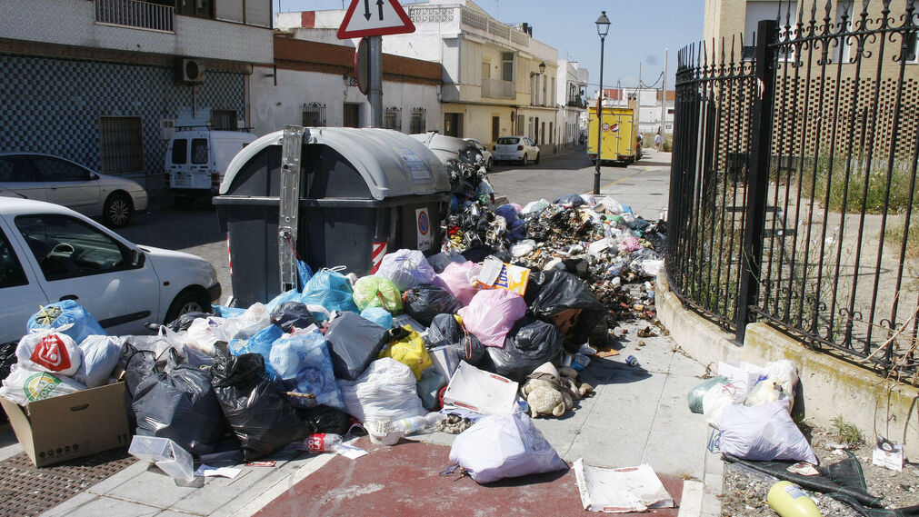Acumulaci&oacute;n de basura en las calles de El Puerto.