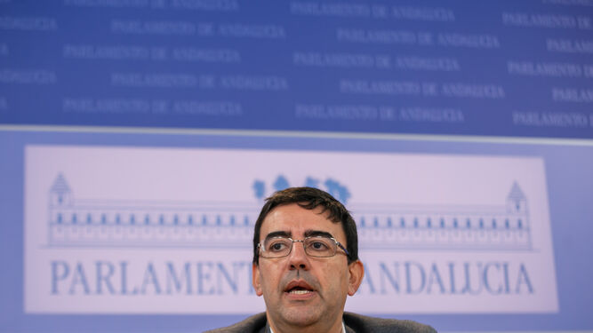 El portavoz del Grupo Parlamentario Socialista, Mario Jiménez, durante una comparecencia en la sala de prensa del Parlamento.
