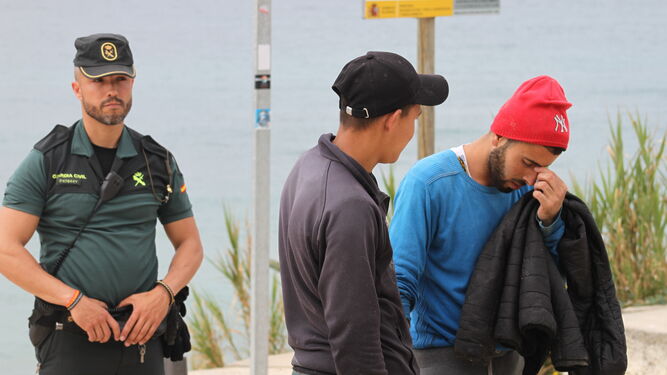 Dos de los magrebíes detenidos por la Guardia Civil en Caños de Meca.