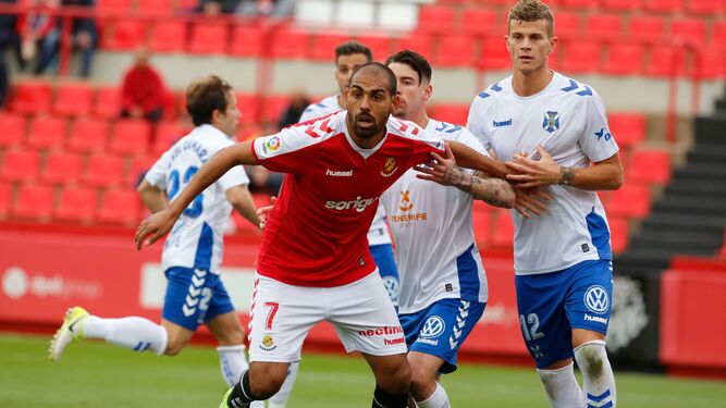 Fali trata de quedar libre de marca en un partido contra el Tenerife.