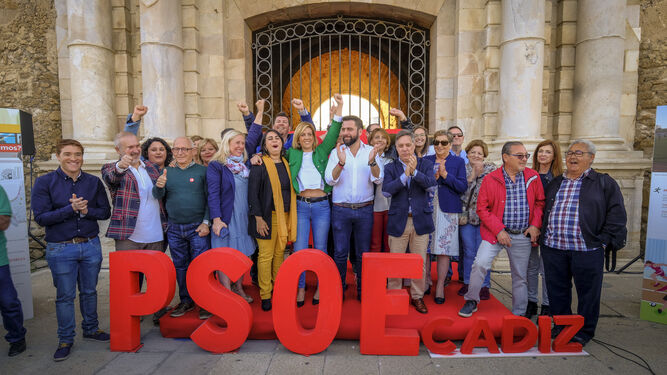 La candidatura del PSOE a la Alcaldía de Cádiz, con Fran González al frente, ante el torreón de las Puertas de Tierra.