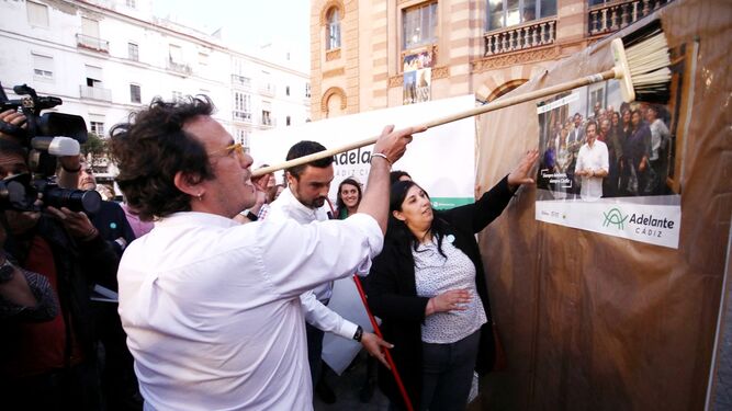 José María González pega de manera simbólica un cartel en la plaza de Fragela.