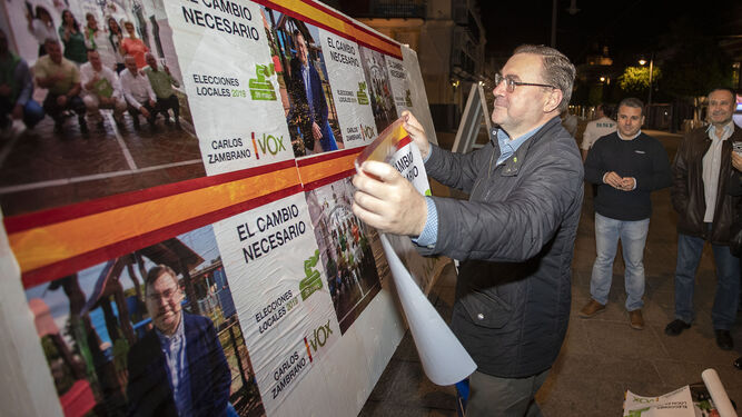 Carlos Zambrano, candidato de Vox, pone los carteles en los que la formaci&oacute;n apela al "cambio necesario".