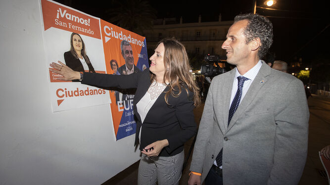 Regla Moreno y Francis Posada muestran la imagen electoral de Cs San Fernando.