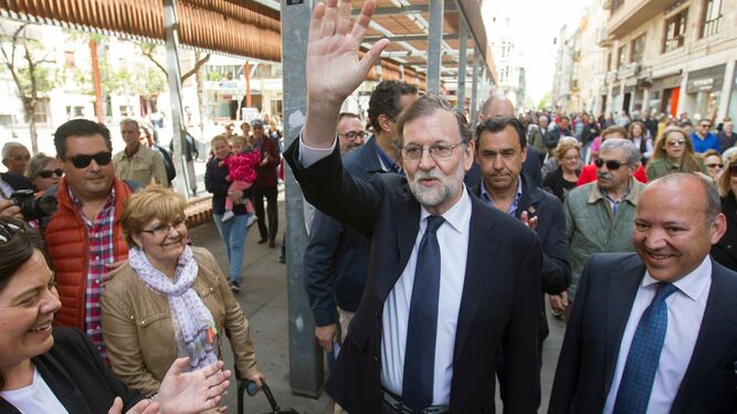 El ex presidente del Gobierno y del PP Mariano Rajoy,  haciendo campaña a pie de calle este viernes en Zamora.