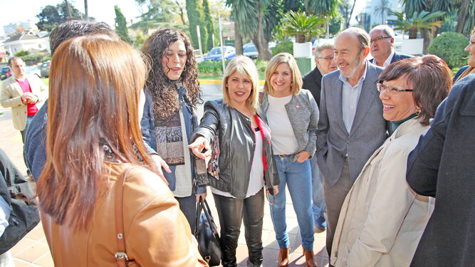 La alcaldesa junto a dirigentes socialistas durante una visita de Alfredo Pérez Rubalcaba a Jerez en 2015.