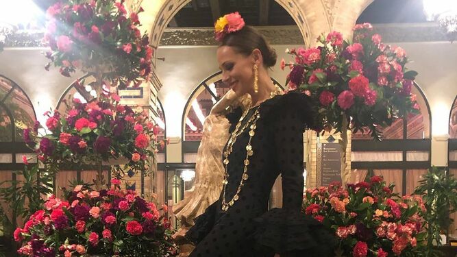 Eva Gonz&aacute;lez posa en el Hotel Alfonso XIII con un dise&ntilde;o de Pilar Vera de su &uacute;ltima colecci&oacute;n. Fotograf&iacute;a: Instagram @evagonzalezoficial