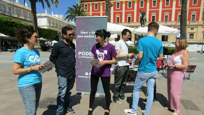Reparto electoral de Podemos en la Plaza del Rey, con José Ignacio García presente.