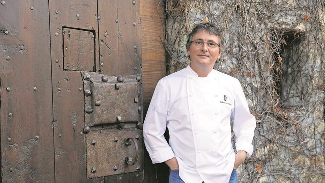 El cocinero Andoni Luis Aduriz, dueño de Mugaritz, en la puerta de su restaurante.