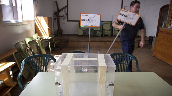 Preparativos en un colegio electoral de Chiclana, en una imagen de archivo.
