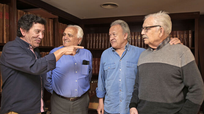 Los cuatro participantes en el encuentro, en la Hemeroteca del Diario de Cádiz