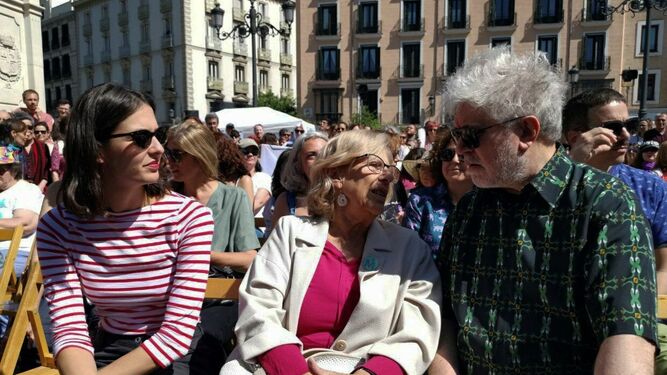 Rita Maestre, Manuela Carmena y Pedro Almodóvar, ayer en Madrid.