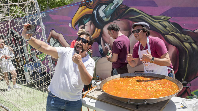 El candidato de Adelante Cádiz, José María González, se hace un selfi con un simpatizante mientras que prepara un arroz.