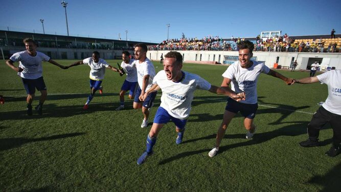 Los jugadores del Cádiz B corren de la mano para celebrar el campeonato.