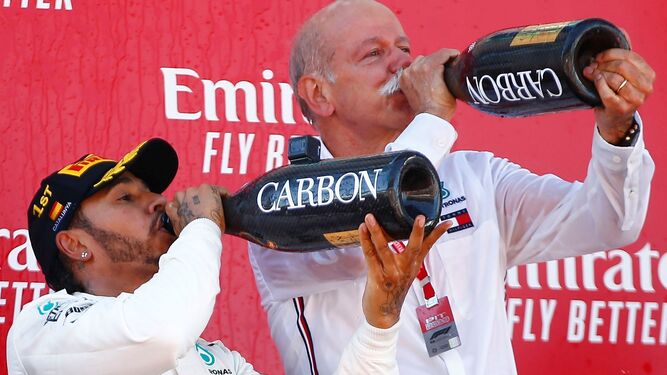 Hamilton y el presidente de honor de Mercedes, Dieter Zetsche, celebran el triunfo.