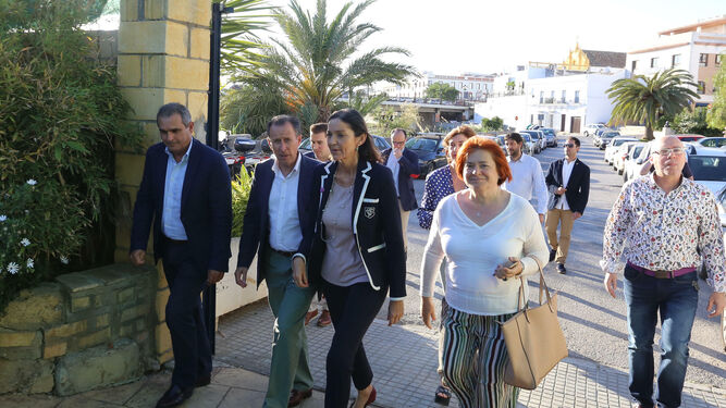 La ministra de Turismo a su llegada al establecimiento Pico de Oro en Chiclana