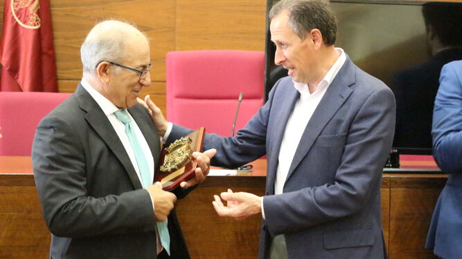 El alcalde entrega la distinción a Manuel Macías.