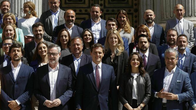 Rivera, en el centro de la imagen, posa con el grupo parlamentario de Cs en el Congreso.