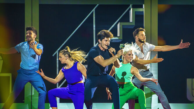 El cantante español con sus bailarines en el primer ensayo, detrás el edficio del escenario