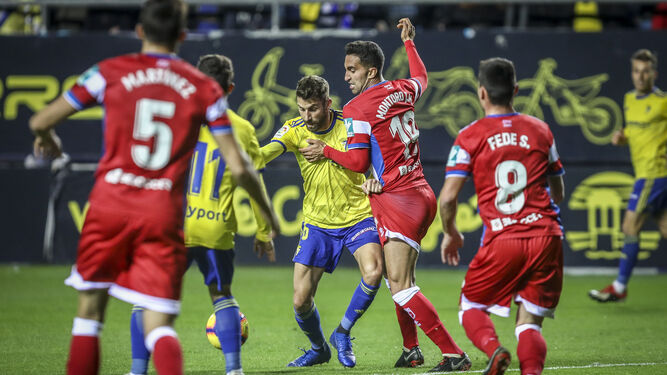 José Mari intenta llegar al balón rodeado de contrarios en el partido con el Granada, único líder al que se han enfrentado los amarillos esta temporada.