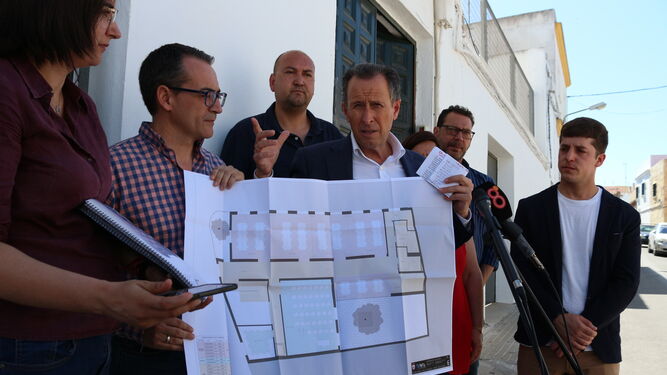 Román muestra los planos del proyecto educativo y cultural previsto en El Olivo.