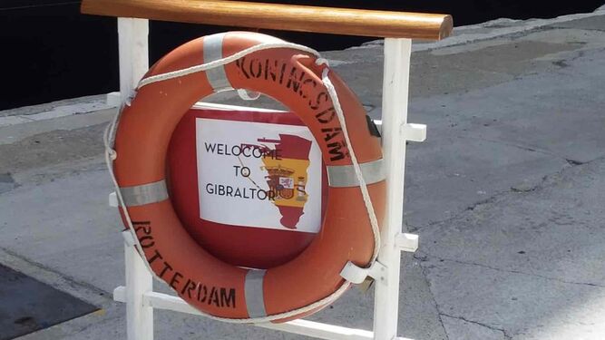 El cartel con el que el crucero daba la bienvenida a "Gibraltor" con una bandera de España