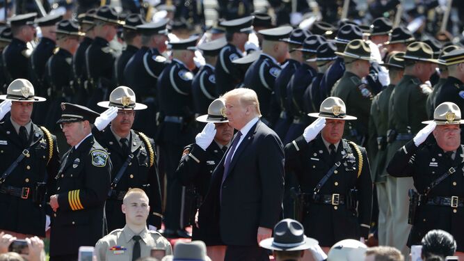 Donald Trump asiste a un acto militar en el Capitolio.