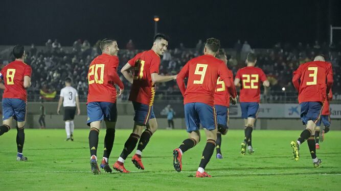 Manu Vallejo, con el dorsal 20, en el partido de la sub'21 contra Austria disputado en Algeciras.