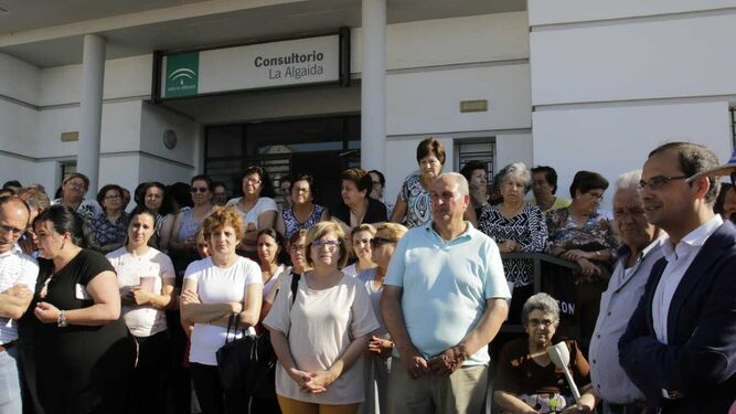 Un momento de la protesta junto al centro de salud de La Algaida, a la que ha asistido el alcalde.