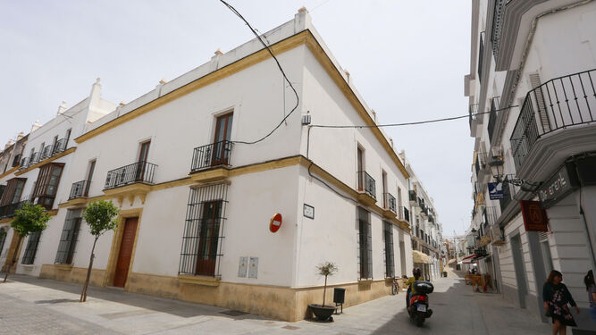 Edificio ubicado en la esquina entre las calles La Plaza y Padre Caro donde abrirá 'Stradivarius'.