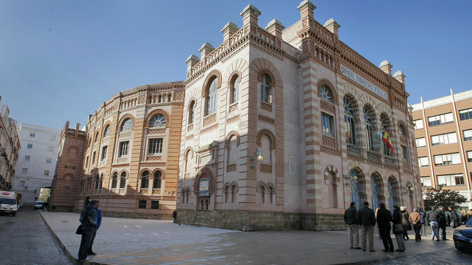 Una imagen del Gran Teatro Falla que acogerá la capilla ardiente de Juan Carlos Aragón.