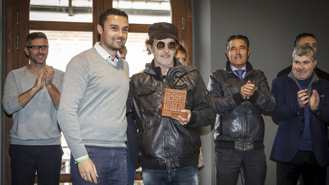 Juan Carlos Aragón recoge el primer premio de 'Los mafiosos'.
