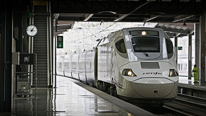 El primer Alvia que llegó a Cádiz, en 2009, entra en la estación; sumaba 38 minutos de retraso.