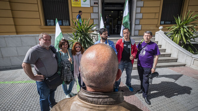 Delegados sindicales de Ustea a las puertas de la sede del INSS en Cádiz protestando por el alta forzosa de un profesor en tratamiento de cáncer, con el afectado de espaldas.