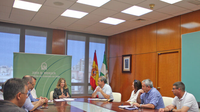 Reunión de los trabajadores de la Base de Rota con la delegada de la Junta en Cádiz, Ana Mestre