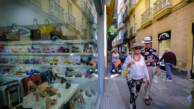 Turistas paseando por el centro de Cádiz.